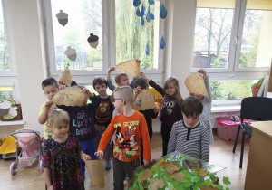 Dzieci prezentują wykonane prace plastyczne - parasole